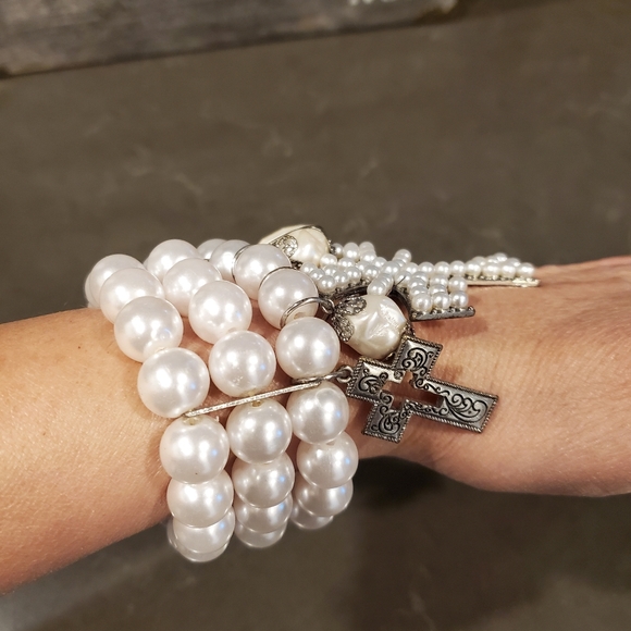 Stretch faux pearl bracelet with crosses - Picture 3 of 6